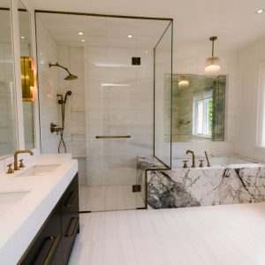Concevoir une salle de bain sur-mesure : choix des meubles et aménagement optimal